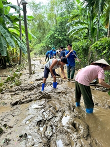 CHI ĐOÀN TRUNG TÂM DỊCH VỤ VIỆC LÀM - GIÁO DỤC NGHỀ NGHIỆP PHÚ THỌ PHỐI HỢP CÙNG NHÀ XE ANH PHÁT LIMOSINE TỔ CHỨC CHUYẾN THIỆN NGUYỆN GIÚP ĐỠ ĐỒNG BÀO VÙNG LŨ LỤT TẠI HUYỆN HẠ HOÀ, TỈNH PHÚ THỌ